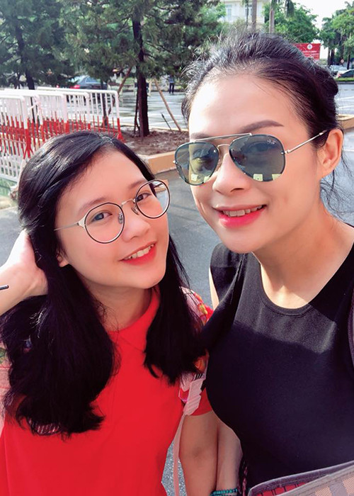 Khánh Ly kết hôn và có một cô con gái. Năm 2011, chồng của cô đột ngột ra đi sau một trận cảm. Không chỉ mất chồng, Khánh Ly còn phá sản. Khoảng vài năm trở lại đây, cô mới cân bằng được cuộc sống. Năm 2018, trong cuộc phỏng vấn trên Ngôi sao, nữ diễn viên "Hoa cỏ may" cho biết, cô dành hết tình cảm cho con gái và chưa tính chuyện đi bước nữa. Ảnh: VTC