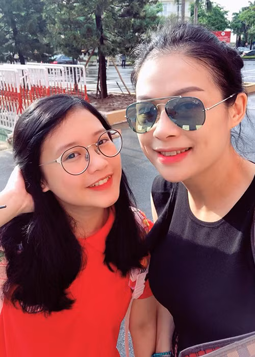 Khánh Ly kết hôn và có một cô con gái. Năm 2011, chồng của cô đột ngột ra đi sau một trận cảm. Không chỉ mất chồng, Khánh Ly còn phá sản. Khoảng vài năm trở lại đây, cô mới cân bằng được cuộc sống. Năm 2018, trong cuộc phỏng vấn trên Ngôi sao, nữ diễn viên "Hoa cỏ may" cho biết, cô dành hết tình cảm cho con gái và chưa tính chuyện đi bước nữa. Ảnh: VTC