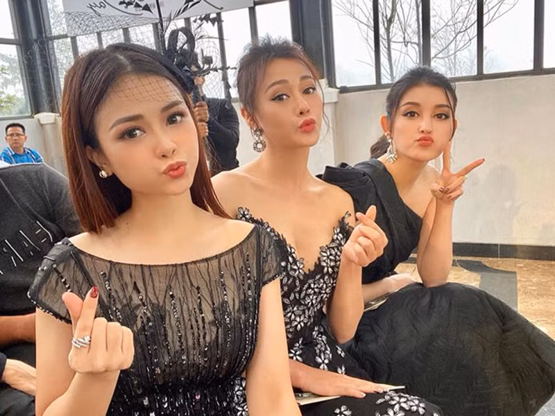 Cặp chị em từng dính như sam tại các sự kiện.