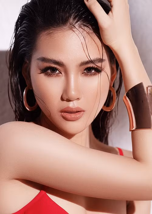 Siêu mẫu Quỳnh Hoa cho biết, có một đại gia nói muốn cô sinh con, đổi lại anh ta sẽ tậu nhà, mua xe cho cô với mức giá 20 tỷ đồng. Quỳnh Hoa đã từ chối tất cả những lời gạ gẫm để tập trung phát triển nghề nghiệp.