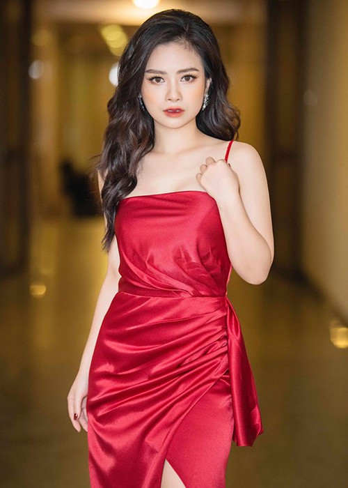 Bị một đại gia gạ gẫm đi du lịch cùng với giá 8.000 USD, ca sĩ Dương Hoàng Yến thẳng thừng từ chối.