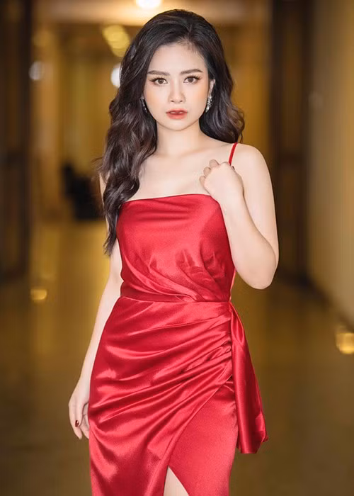 Bị một đại gia gạ gẫm đi du lịch cùng với giá 8.000 USD, ca sĩ Dương Hoàng Yến thẳng thừng từ chối.