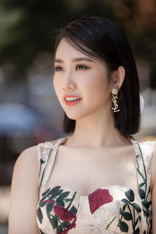 Thúy Ngân từng chia sẻ, có một người nhắn tin mời đi ăn uống nhưng trả thù lao mấy ngàn đô khiến cô không khỏi nghi ngờ.