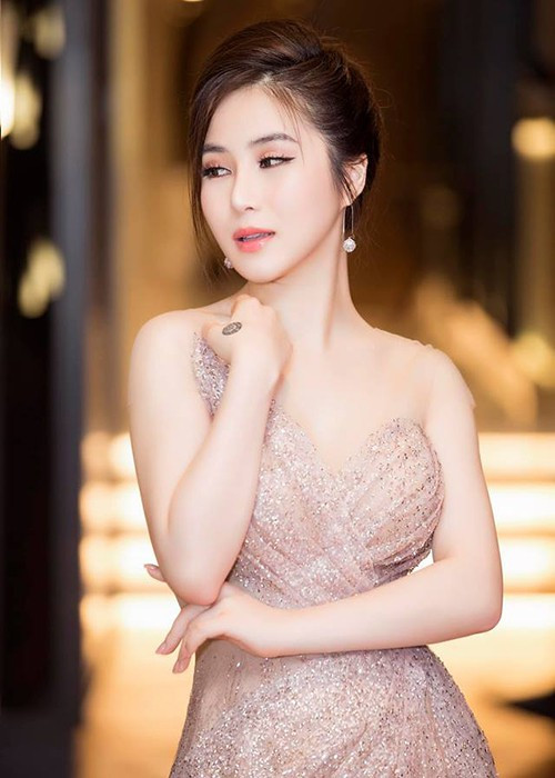 Hương Tràm lại bị một fan cuồng hứa rằng nếu cô đồng ý làm bạn thì sẽ tặng 10.000 USD. Trước lời đề nghị của fan cuồng, Hương Tràm từ chối.