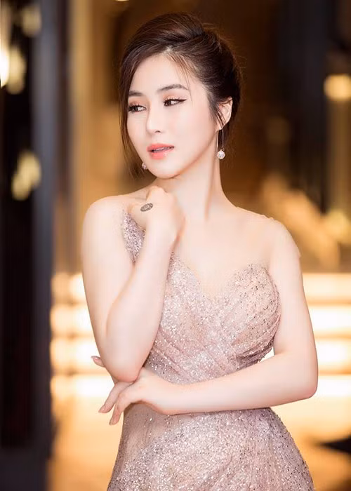 Hương Tràm lại bị một fan cuồng hứa rằng nếu cô đồng ý làm bạn thì sẽ tặng 10.000 USD. Trước lời đề nghị của fan cuồng, Hương Tràm từ chối.