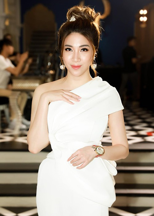 Năm 2016, nữ ca sĩ Pha Lê cũng bức xúc khi một người hâm mộ gạ cô đi khách sạn với giá 4.000 USD.