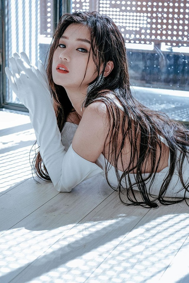 Hoàng Yến Chibi từ chối: "Không, giá gì mà rẻ thế. Em là vô giá nha” khi một kẻ lạ mặt ra giá 8.000 USD để "vui vẻ" với nữ ca sĩ.