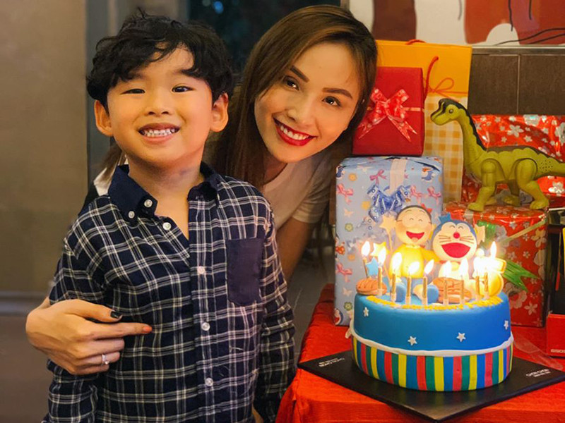 Cách đây 5 năm, Diễm Hương sinh con trai đầu lòng. Sau đó, cô mới tổ chức đám cưới với Quang Huy.