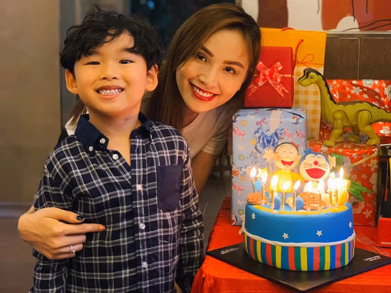 Cách đây 5 năm, Diễm Hương sinh con trai đầu lòng. Sau đó, cô mới tổ chức đám cưới với Quang Huy.