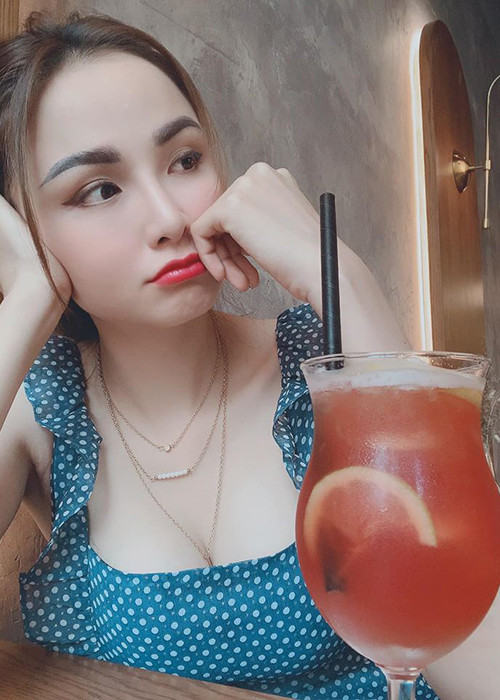 Chân dài sinh năm 1990 luôn tự nhủ phải yêu bản thân nhiều hơn.