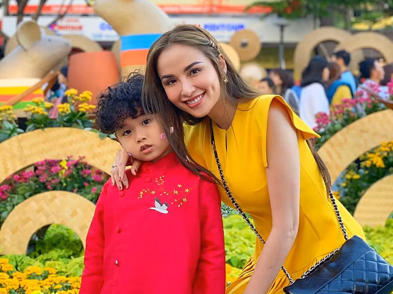 Trước khi đến với Quang Huy, người đẹp trải qua cuộc hôn nhân đầy ồn ào với đại gia Trường Chinh.