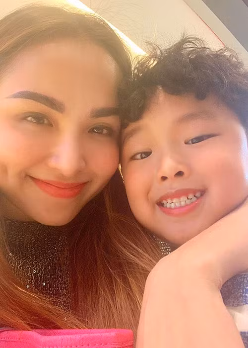 Con trai của Diễm Hương nhận được tình yêu của cả ba lẫn mẹ và cả đại gia đình.