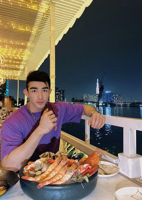 Trên trang cá nhân, nam người mẫu sinh năm 1993 thường đăng ảnh mua đồ hiệu đắt tiền, ăn uống và đi du lịch ở những nơi sang trọng.