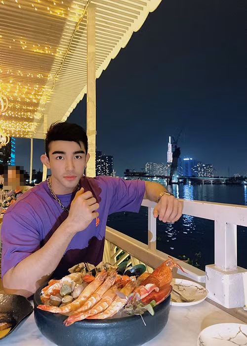 Trên trang cá nhân, nam người mẫu sinh năm 1993 thường đăng ảnh mua đồ hiệu đắt tiền, ăn uống và đi du lịch ở những nơi sang trọng.