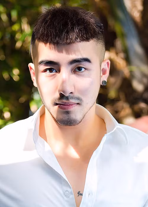 Trong vài năm trở lại đây, "tú ông" sinh năm 1993 làm người mẫu nội y.