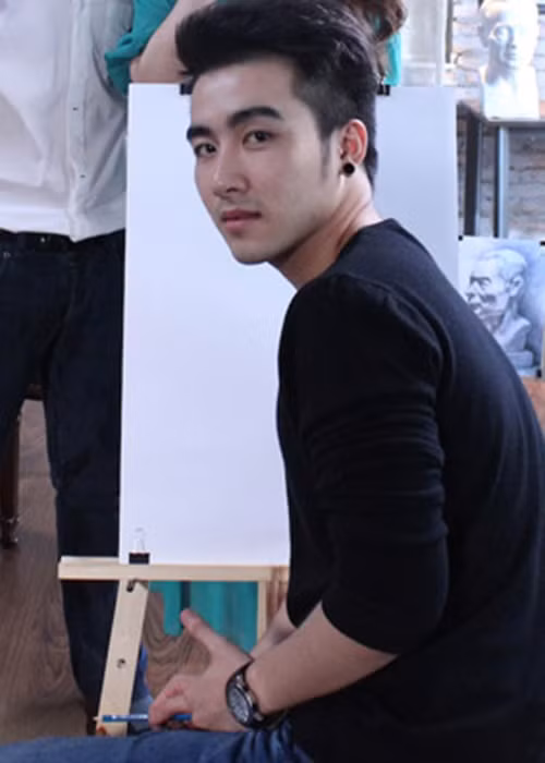 Lục Triều Vỹ nổi lên từ năm 2012 khi được cư dân mạng ưu ái đặt biệt danh là "Nichkhun Việt Nam". Năm 2013, anh đóng nam chính trong MV "Lưng chừng hạnh phúc" của nữ ca sĩ Bảo Thy. Ảnh: Khám phá