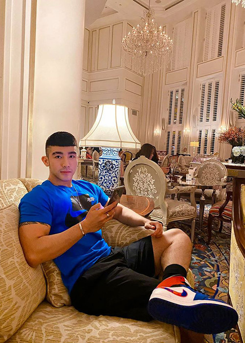 Trên trang cá nhân, hot boy này cũng đăng tải những status đầy triết lý.