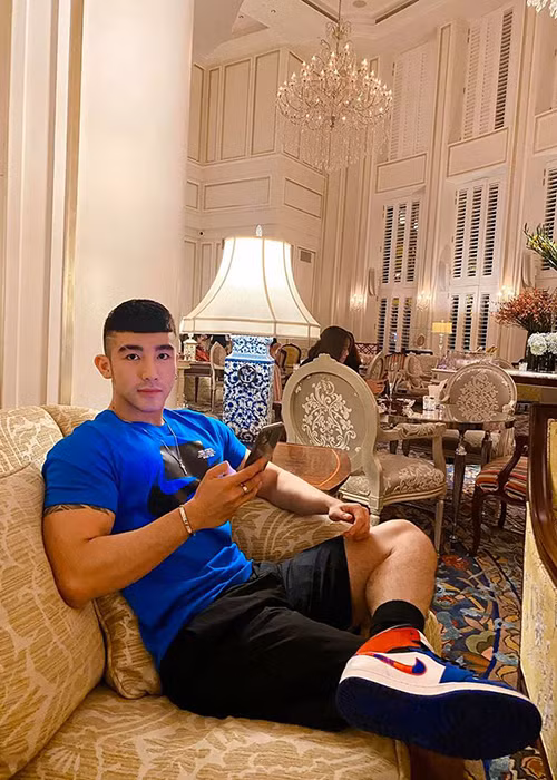 Trên trang cá nhân, hot boy này cũng đăng tải những status đầy triết lý.