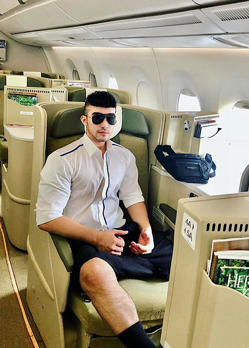 "Hình như mình càng chảnh thì người ta càng tò mò, càng khao khát. Sau đó họ đề nghị giá 8.000 USD nhưng mình vẫn quyết không đồng ý. Đó chỉ là một trong những lần mình được đề nghị với giá cao như vậy", anh nói.