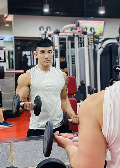 Anh được những quý ông lớn tuổi, nhiều tiền gạ gẫm gặp nói chuyện, đi khách sạn với thù lao 8.000 USD.