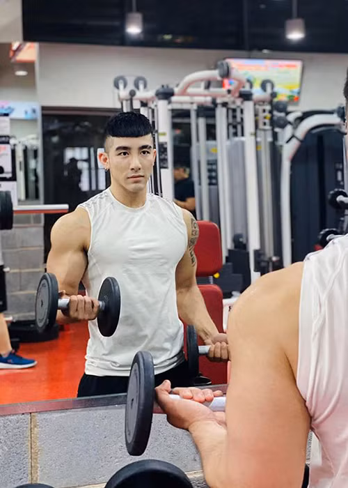 Anh được những quý ông lớn tuổi, nhiều tiền gạ gẫm gặp nói chuyện, đi khách sạn với thù lao 8.000 USD.