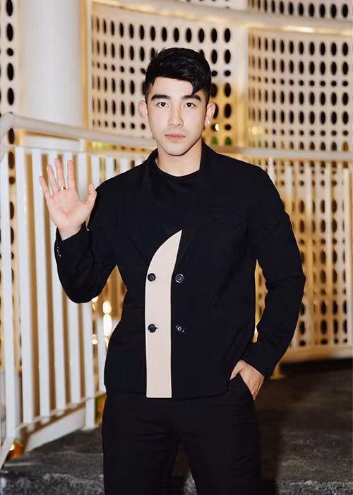 Lục Triều Vỹ từng tiết lộ về những cám dỗ trong nghề người mẫu nội y.