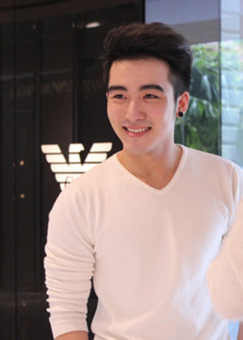 "Tú ông" Lục Triều Vỹ sinh năm 1993, mang trong mình dòng máu lai (bố là người Hoa). Anh làm nghề trang điểm, từng học diễn xuất và thanh nhạc với mong muốn dấn thân vào showbiz Việt. Ảnh: Khám phá