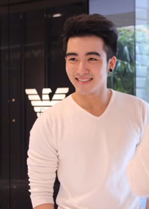 "Tú ông" Lục Triều Vỹ sinh năm 1993, mang trong mình dòng máu lai (bố là người Hoa). Anh làm nghề trang điểm, từng học diễn xuất và thanh nhạc với mong muốn dấn thân vào showbiz Việt. Ảnh: Khám phá