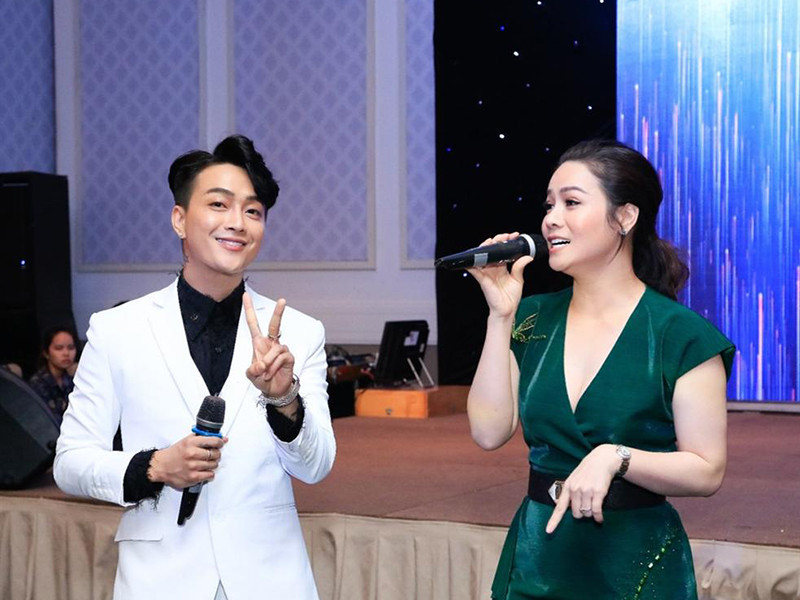 Nhật Kim Anh gặp hái không ít thành công trong vai trò ca sĩ, diễn viên. Trong khi đó, TiTi là thành viên của HKT - nhóm nhạc bị gắn mác "thảm họa". Sau khi nhóm tan rã, TiTi ít tham gia hoạt động nghệ thuật mà tập trung công việc kinh doanh. Ảnh: Vietnamnet