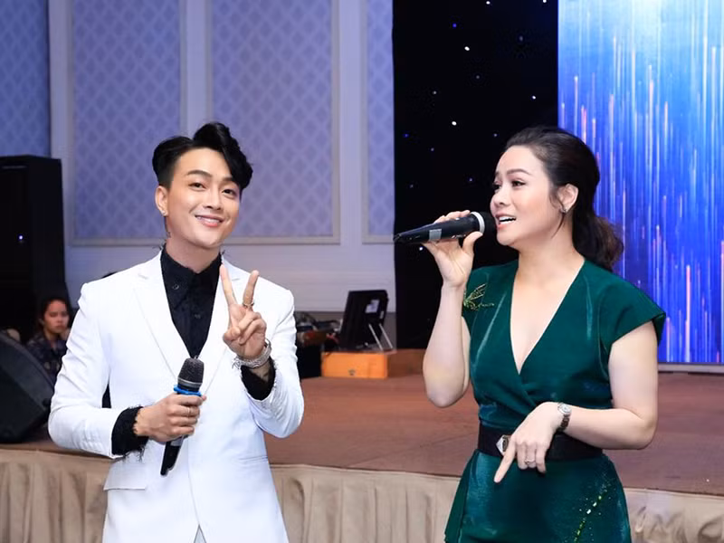 Nhật Kim Anh gặp hái không ít thành công trong vai trò ca sĩ, diễn viên. Trong khi đó, TiTi là thành viên của HKT - nhóm nhạc bị gắn mác "thảm họa". Sau khi nhóm tan rã, TiTi ít tham gia hoạt động nghệ thuật mà tập trung công việc kinh doanh. Ảnh: Vietnamnet