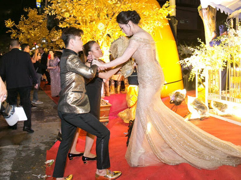 Hình ảnh TiTi dìu Nhật Kim Anh khi cô di chuyển gặp khó khăn do trang phục. Ảnh: Yan