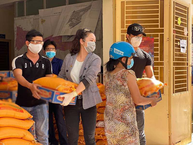 TiTi và Nhật Kim Anh thường đồng hành cùng nhau trong các hoạt động từ thiện, khai trương các chi nhánh mới của công ty, có mặt trong sinh nhật, sự kiện quan trọng của nhau.