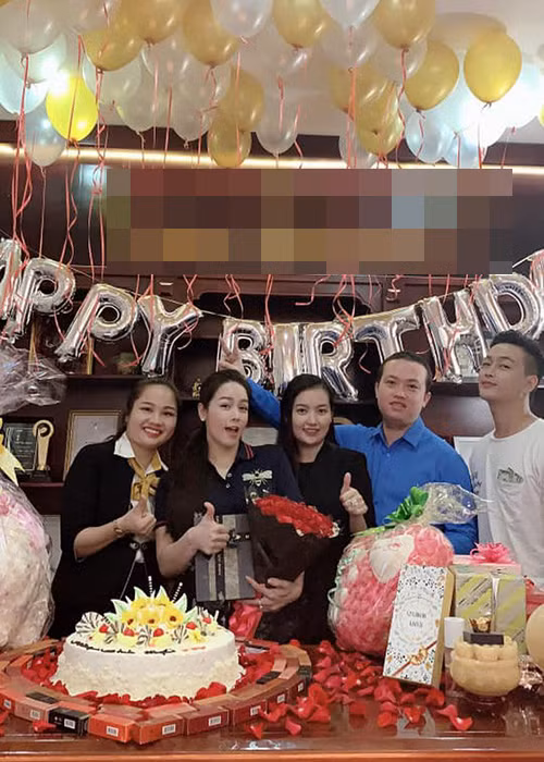 Chia sẻ trên Zing, Nhật Kim Anh khẳng định cô nhận đỡ đầu cho TiTi nên việc cô nâng đỡ đàn em kể từ khi về công ty là điều ai trong giới cũng biết.