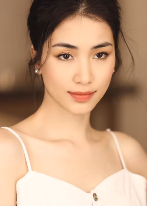 Có giọng hát tốt nhưng Hòa Minzy mãi mới có bản hit trong tay. “Rời bỏ” năm 2018 được cho là bản hit đầu tiên của cô.