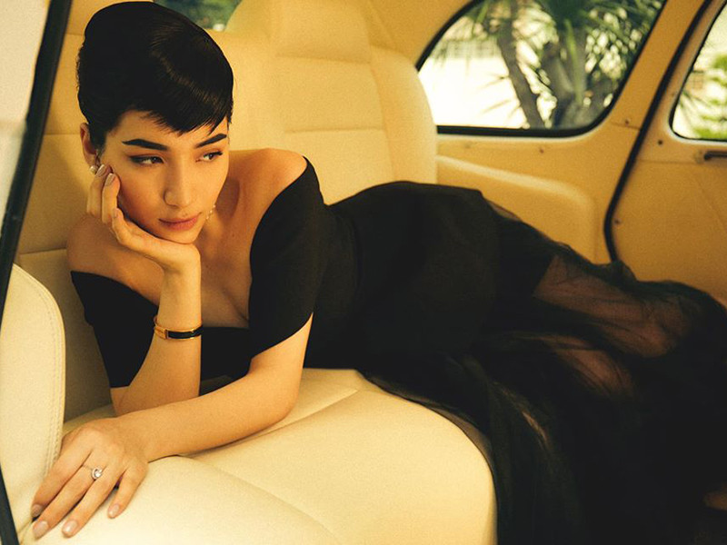 Hòa Minzy khoe thần thái cùng nhan sắc không kém cạnh bất kỳ mỹ nhân nào.