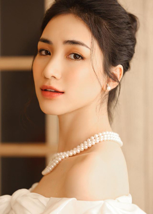 Hòa Minzy sinh năm 1995, đến từ Bắc Ninh. Cô đăng quang quán quân Học viện Ngôi sao 2014.