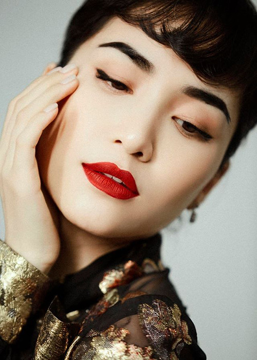 Hòa Minzy tự tin với các góc chụp cận cảnh gương mặt.