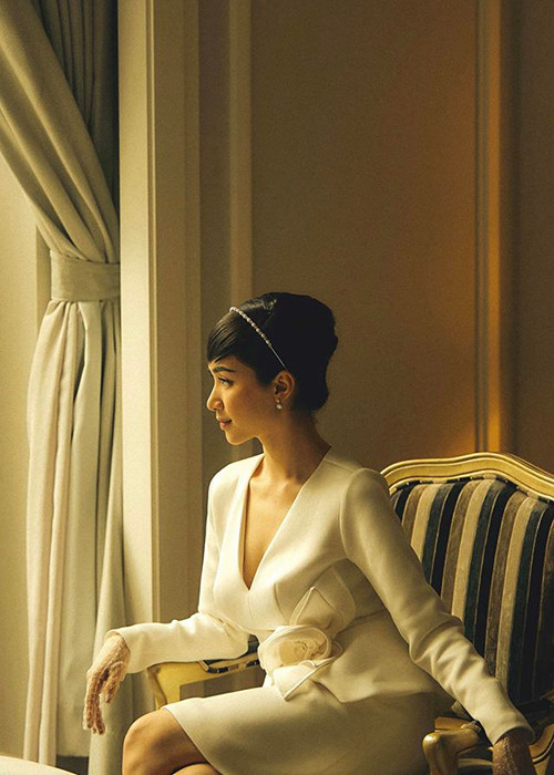 Nữ ca sĩ tạo dáng sang chảnh.