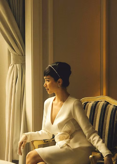 Nữ ca sĩ tạo dáng sang chảnh.