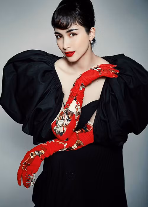 Nữ ca sĩ hóa quý cô kiêu kỳ trong một bộ ảnh.