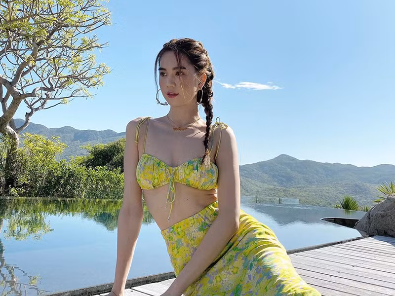 Ngọc Trinh còn bị soi một bên eo nhăn nhúm khi ngồi.