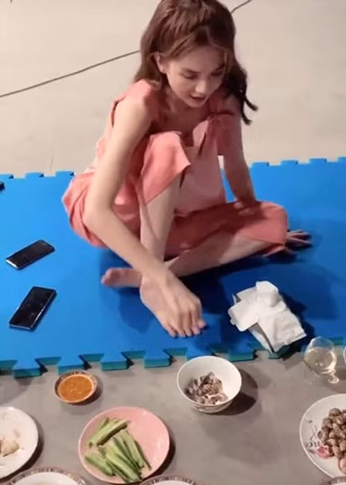 Nữ người mẫu thường xuyên lộ chân tay gầy guộc qua hình ảnh chưa chỉnh sửa.