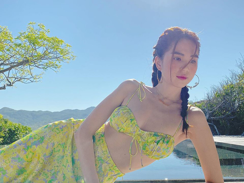 Trong loạt ảnh du lịch mới đây, Ngọc Trinh bị soi vòng một phẳng lỳ.