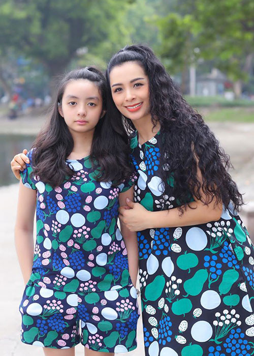 Sau khi kết hôn, Thúy Hạnh theo chồng vào Sài Gòn lập nghiệp, còn Thúy Hằng (trong ảnh) từ bỏ nghề người mẫu để yên bề gia thất.