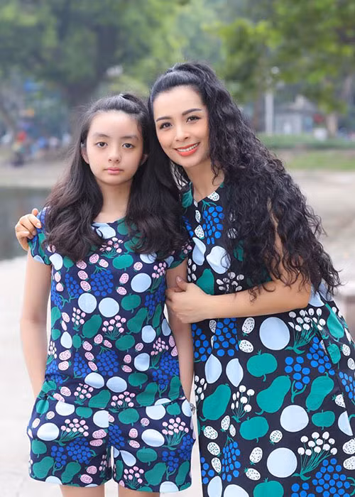 Sau khi kết hôn, Thúy Hạnh theo chồng vào Sài Gòn lập nghiệp, còn Thúy Hằng (trong ảnh) từ bỏ nghề người mẫu để yên bề gia thất.