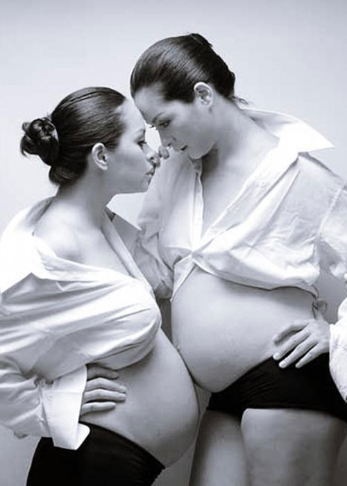 Ngoài tình máu mủ, Thúy Hằng - Thúy Hạnh còn là bạn thân, bạn học chung, đồng nghiệp. Ngoài ra, cả hai cùng mang bầu vào năm 2008.