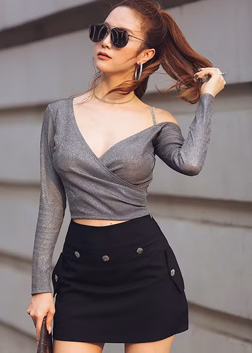 Người đẹp nỗ lực thoát mác hot girl đi hát.