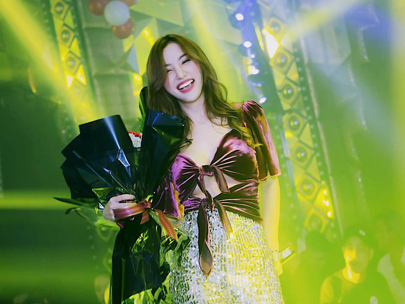 Với sự hướng dẫn Tuấn Hưng, hot girl sinh năm 1990 ngày càng hoàn thiện hơn về mặt thanh nhạc, vũ đạo.