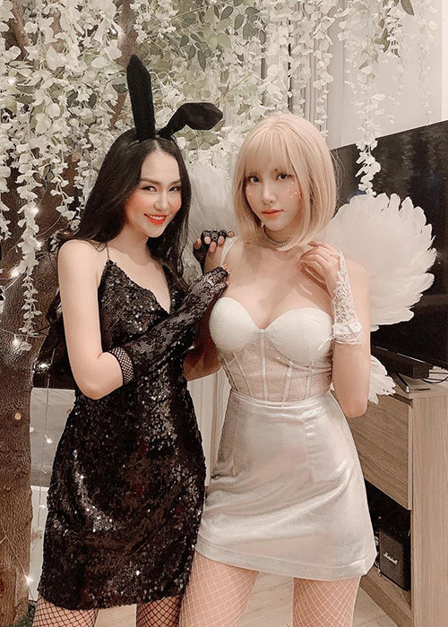 Trước khi được Tuấn Hưng nhận làm học trò và đỡ đầu, Hạnh Sino từng tham gia nhóm nhạc B.Sily.