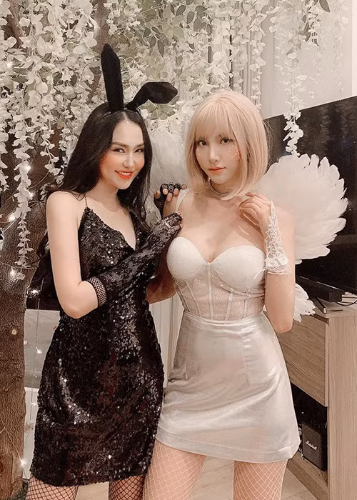 Trước khi được Tuấn Hưng nhận làm học trò và đỡ đầu, Hạnh Sino từng tham gia nhóm nhạc B.Sily.